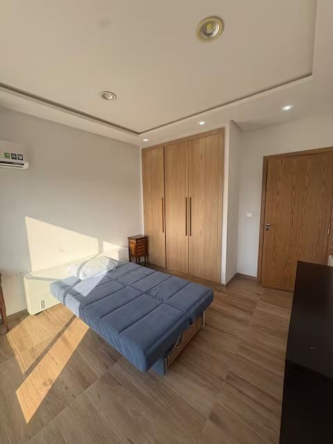 Seconde chambre, lit double et armoire en bois clair