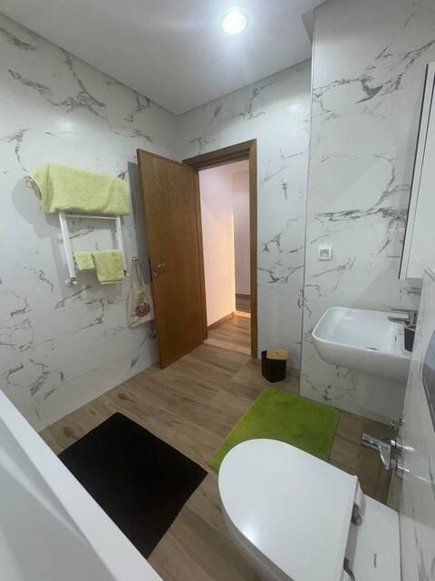 La salle de bain, faïence effet marbre et plan vasque