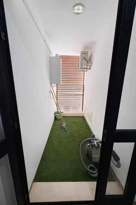 Il balcone nella sua lunghezza, erba sintetica e parapetto in vetro