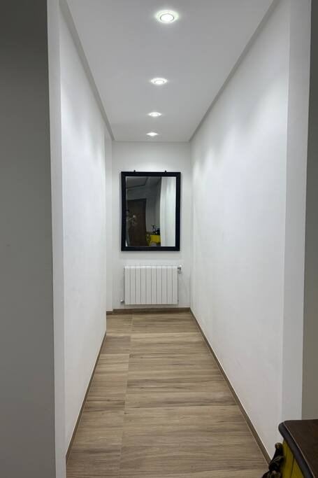 Il corridoio visto dal soggiorno, porte in legno chiaro