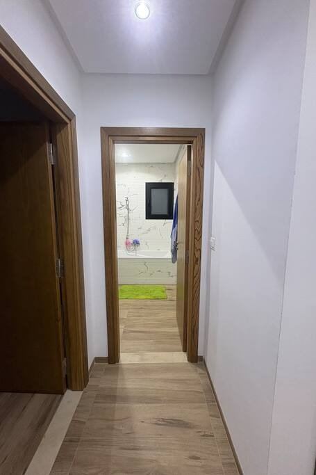 Disimpegno e porta aperta sul bagno