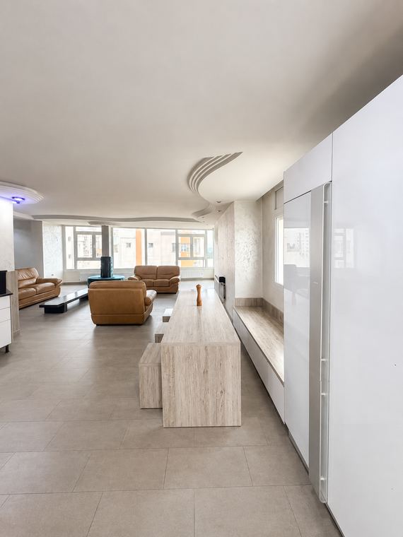 Enfilade du séjour, consoles de travertin et lumière de façade