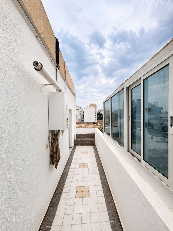 Private gepflasterte Dachterrasse unter freiem Himmel