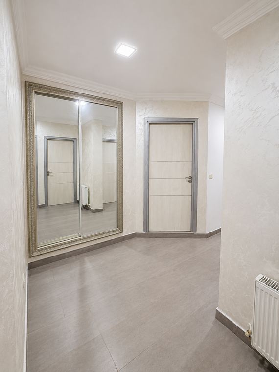 Ankleide der Elternsuite, Schränke mit Spiegeltüren