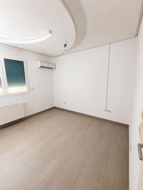 Première chambre, plafond de staff à voussure et fenêtre sur cour