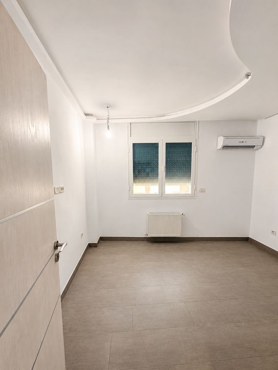Première chambre vue depuis la porte, placard intégré