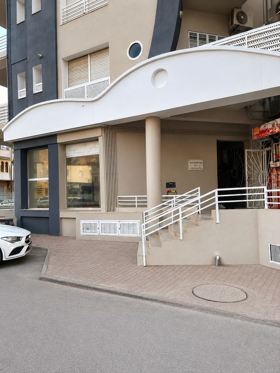 La façade du local commercial sur rue