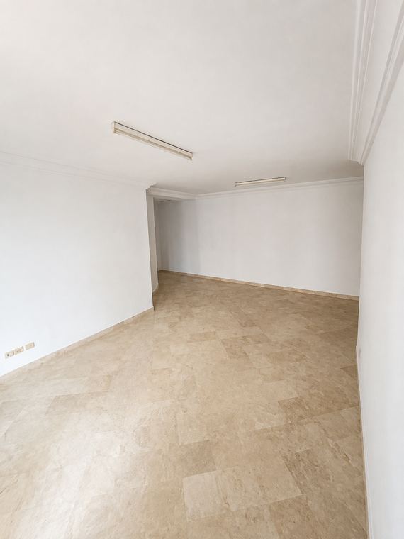 Le volume principal, poteau au premier plan et sol carrelé beige